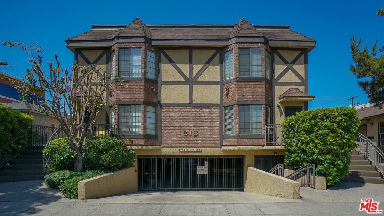 Attached, Exterior, Facade, Brick Facade, Queen Anne Victorian