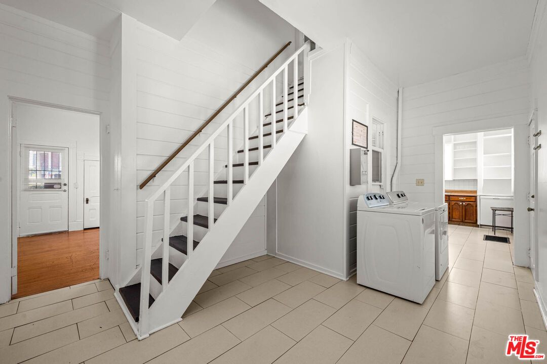 Interior, Washer, Wood Texture Flooring