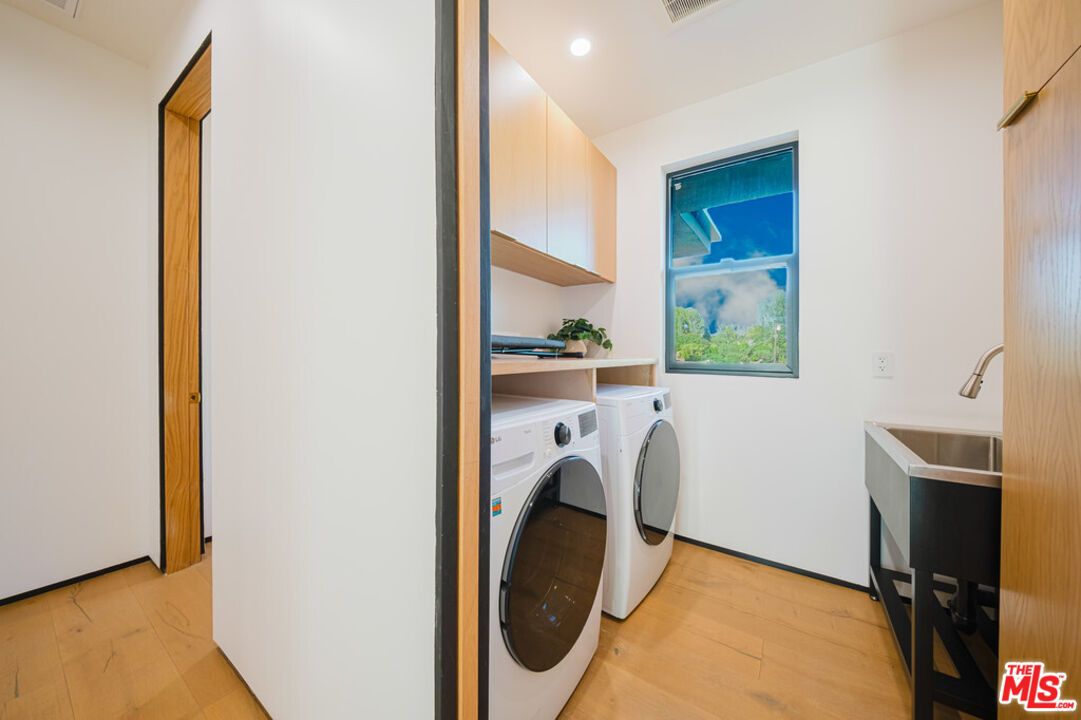 Interior, Recessed Lighting, Washer, Wood Texture Flooring