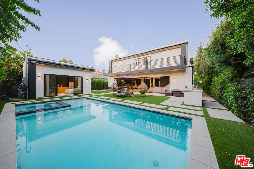 Exterior, Pool