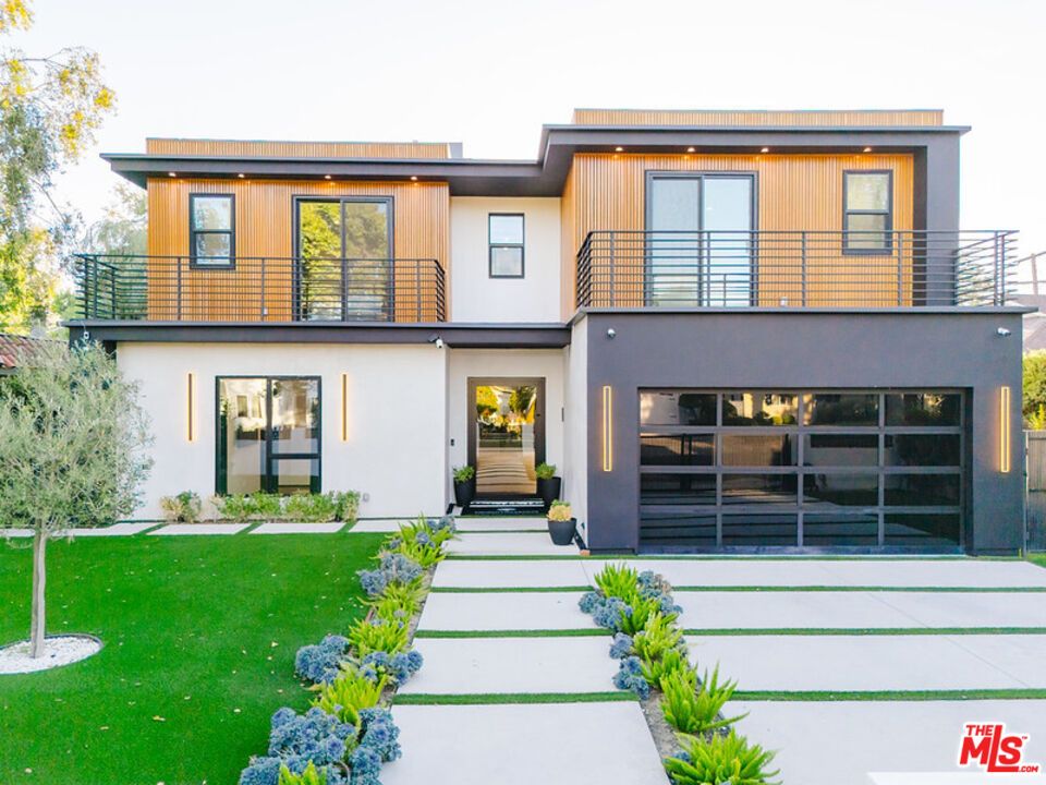 Attached, Backyard, Exterior, Facade, Modern
