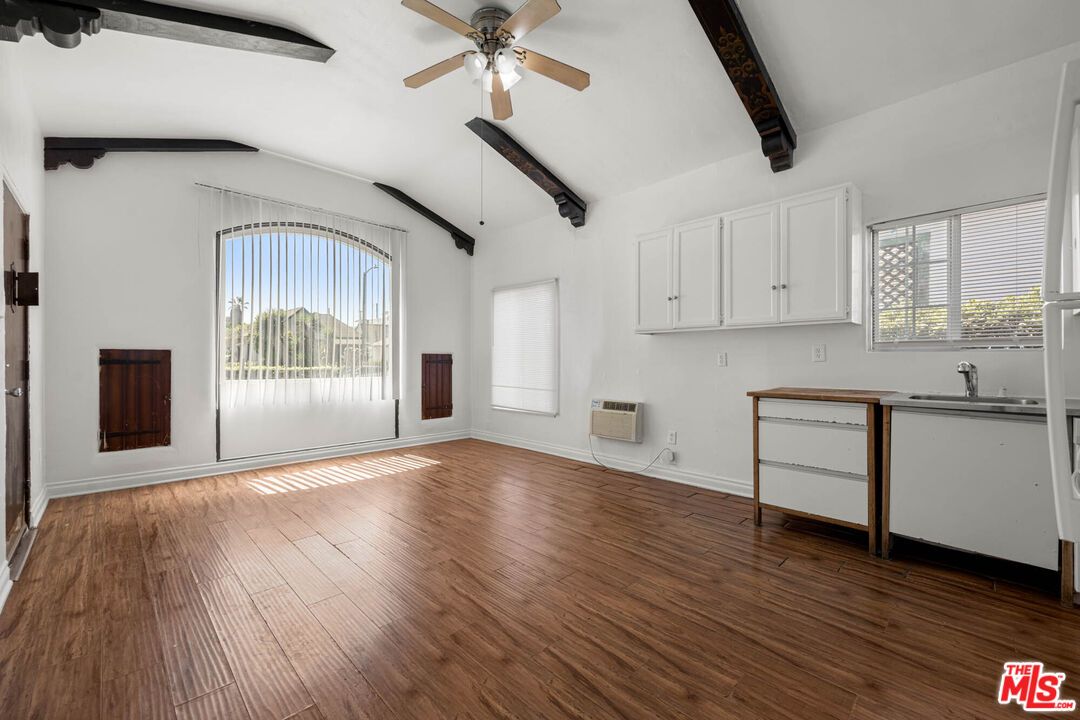 Empty room, Interior, Wooden Beams, Wood Texture Flooring