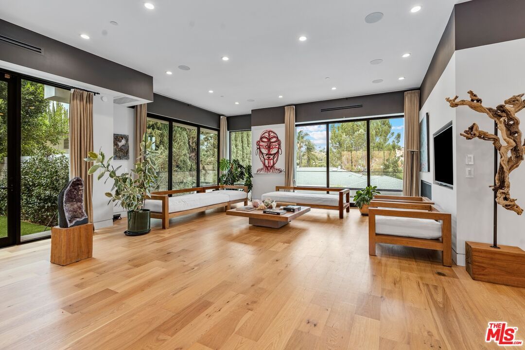 Interior, Recessed Lighting, Wood Texture Flooring