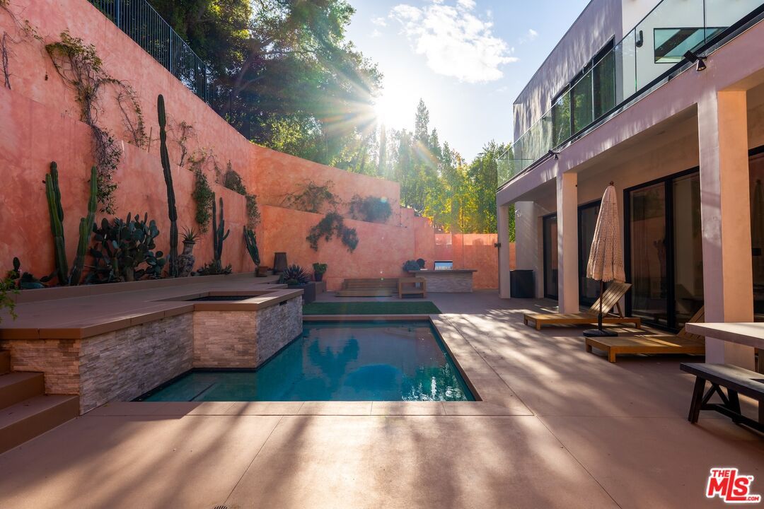 Exterior, Outdoor Kitchen, Pool