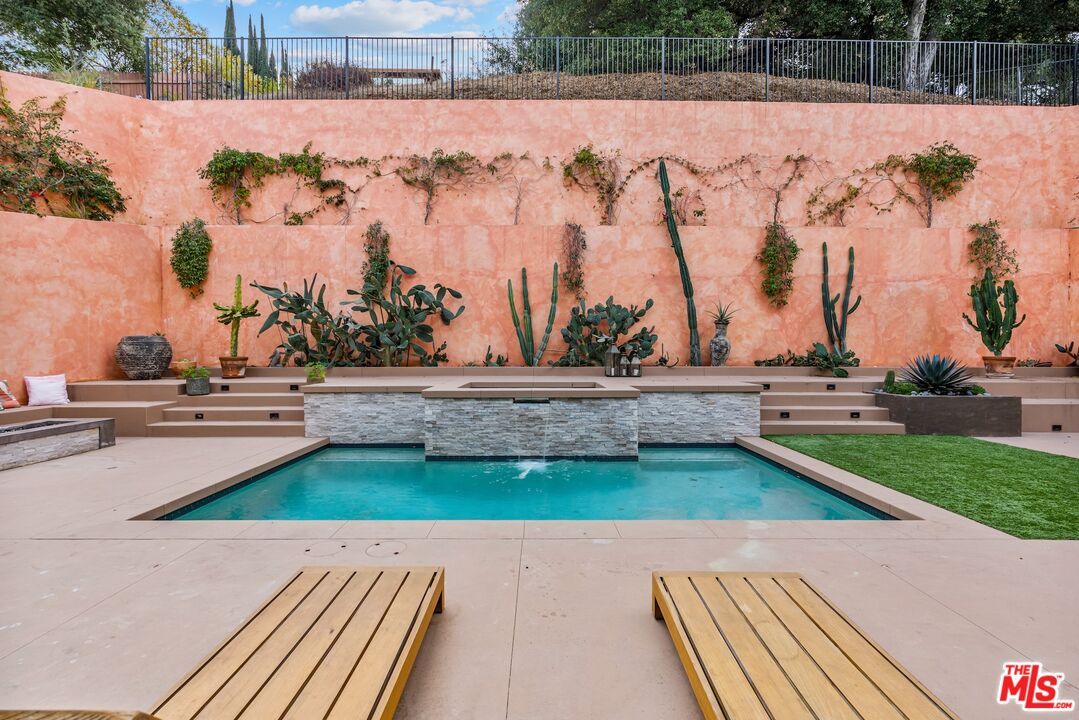 Exterior, Outdoor Kitchen, Pool