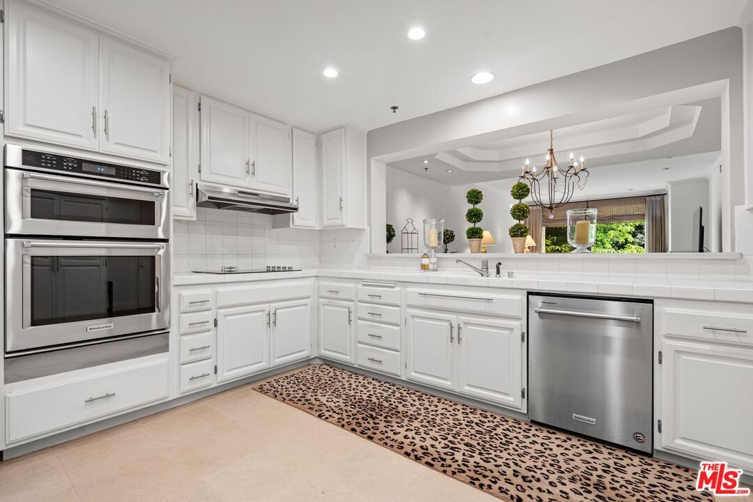 Chandelier, Interior, Kitchen, Recessed Lighting, Stainless Steel Appliances