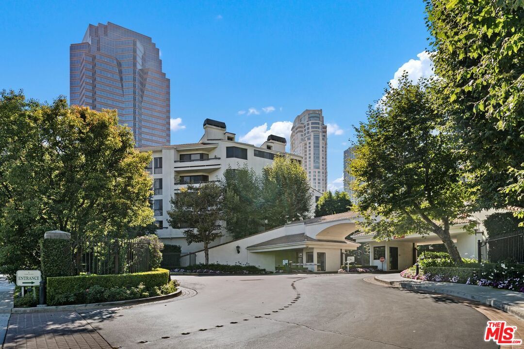 Exterior, Facade, Condo Building