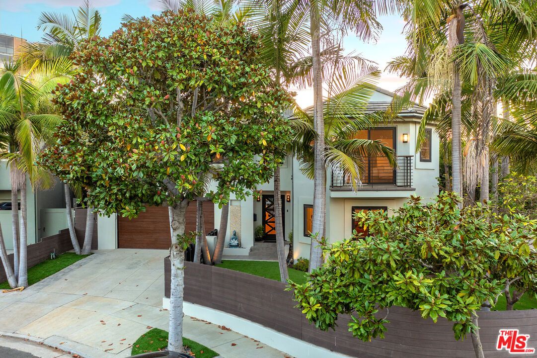 Attached, Exterior, Facade, Mediterranean