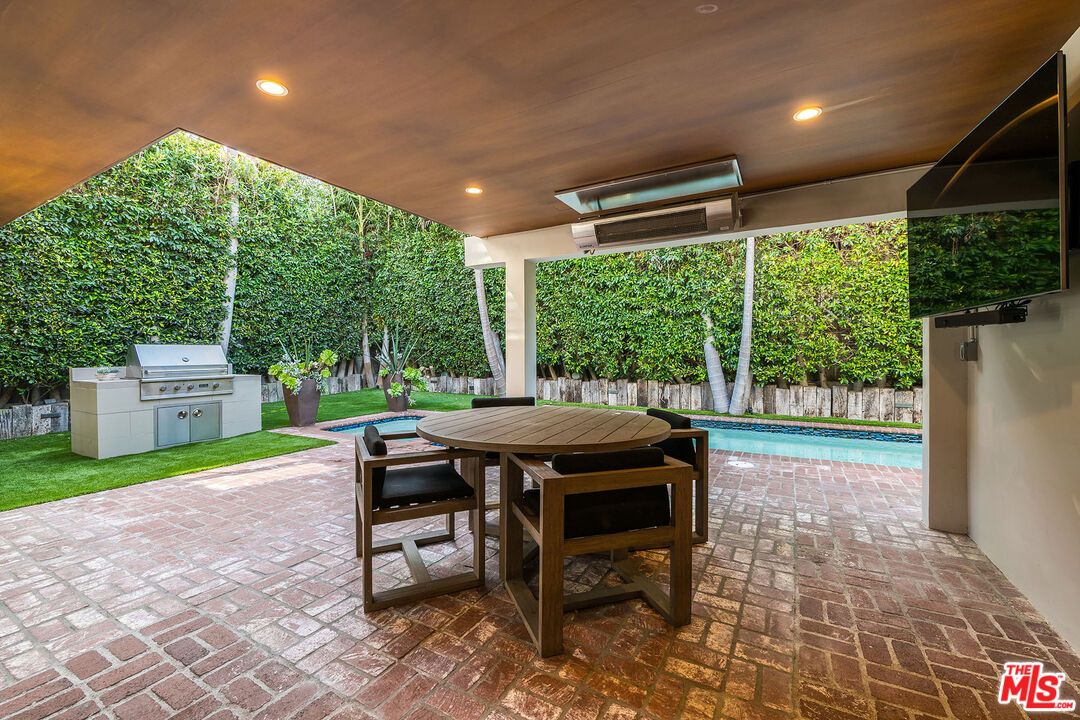 Exterior, Outdoor Kitchen, Pool