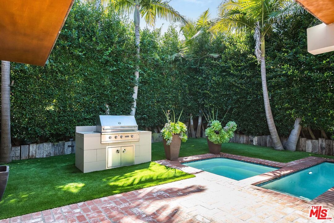 Exterior, Outdoor Kitchen, Pool