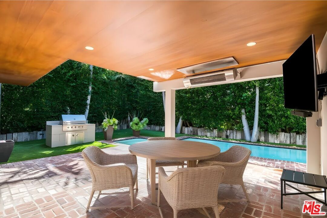 Exterior, Outdoor Kitchen, Pool