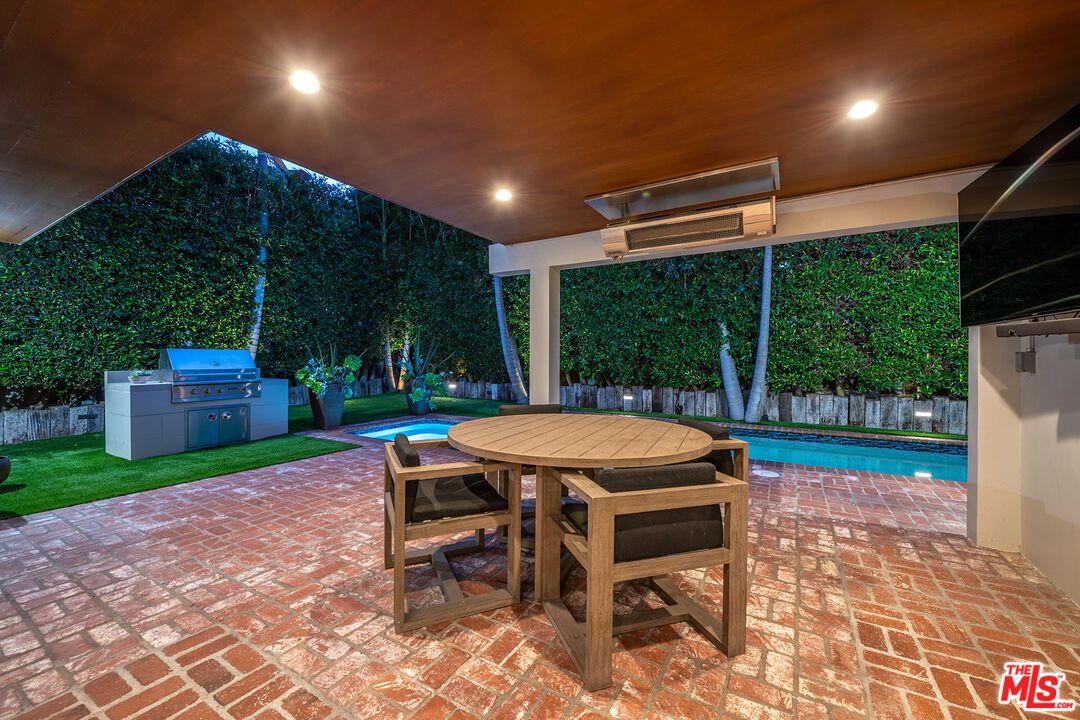 Exterior, Outdoor Kitchen, Pool