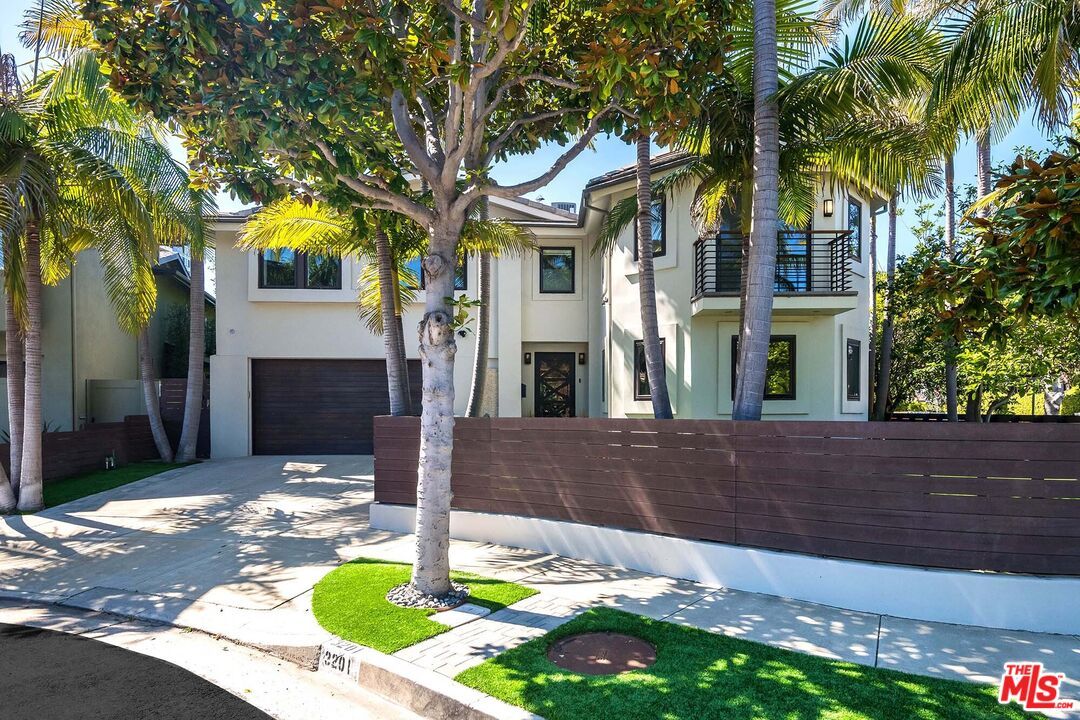 Attached, Exterior, Facade, Mediterranean