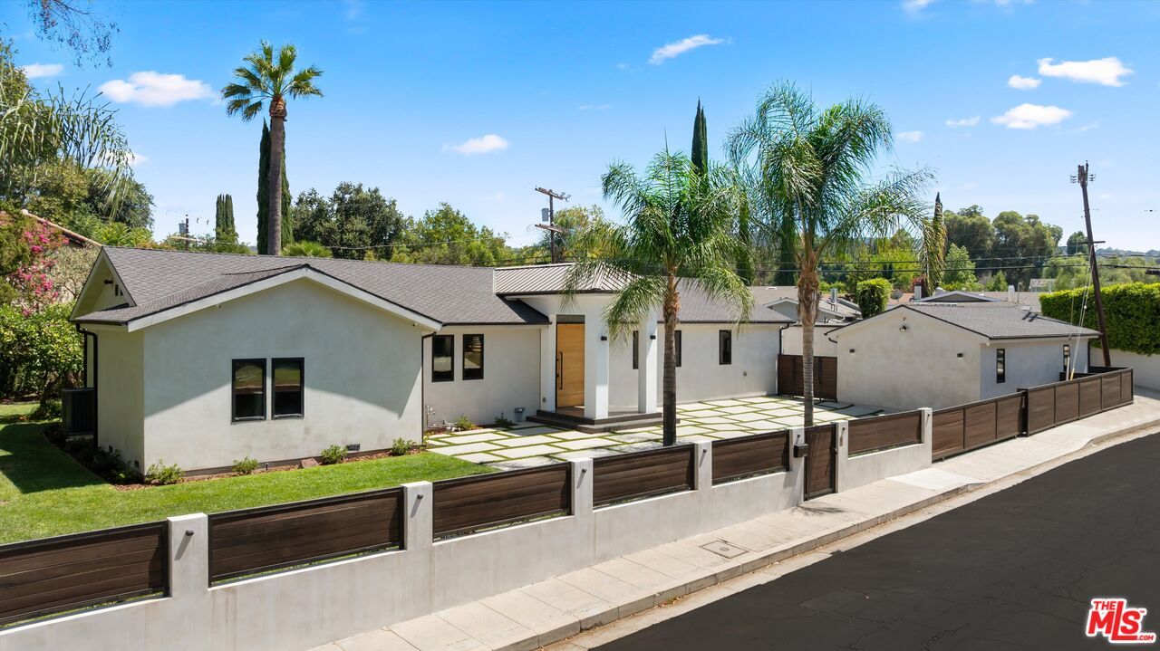 Exterior, Facade, Ranch
