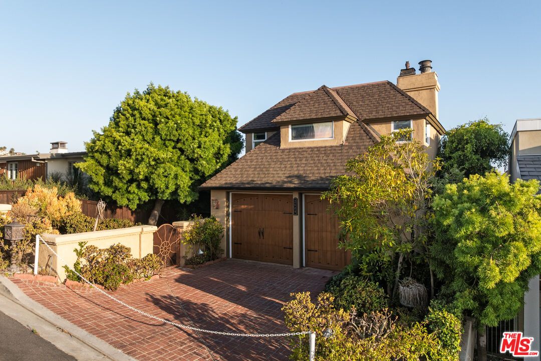 Attached, Exterior, Facade, Mediterranean