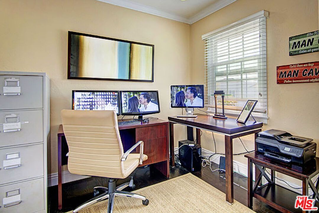 Home Office, Interior