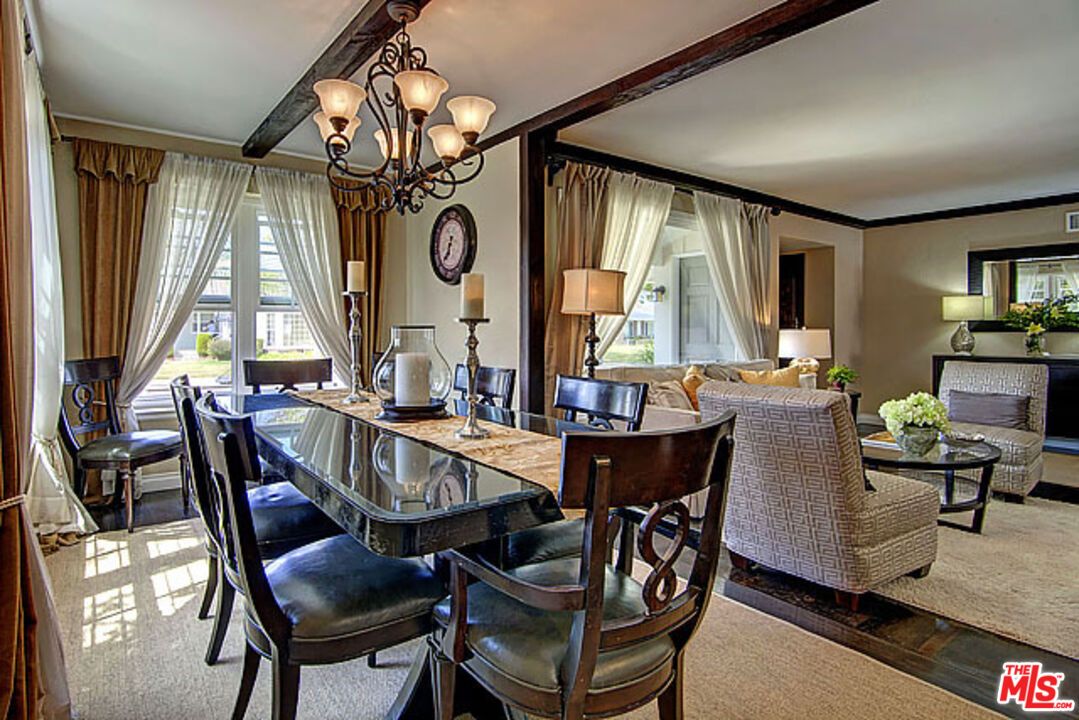 Chandelier, Dining room, Interior, Living room