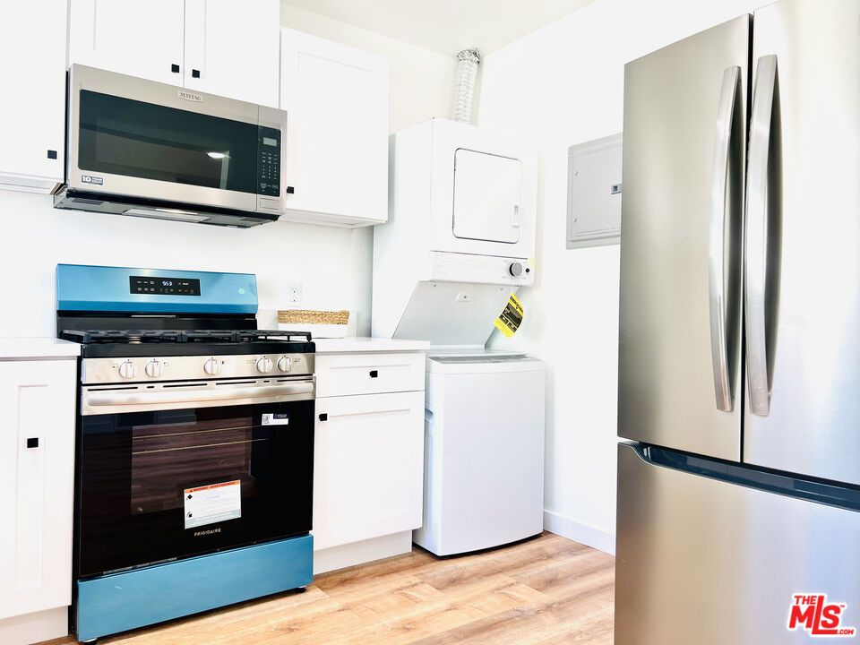 Interior, Kitchen, Stainless Steel Appliances, Washer, Wood Texture Flooring