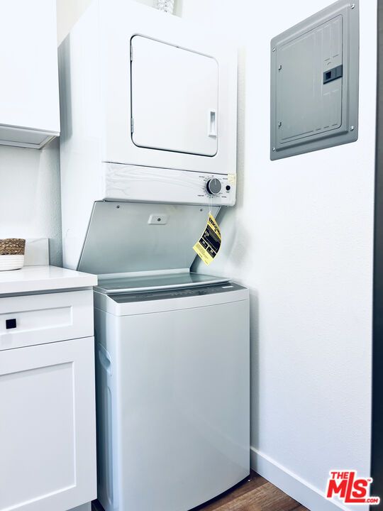 Interior, Utility Closets, Washer, Wood Texture Flooring