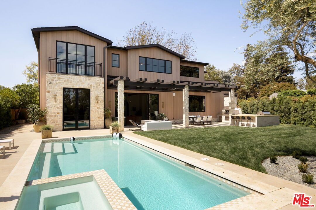 Exterior, Outdoor Kitchen, Pool