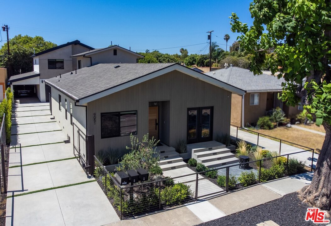 Exterior, Facade, Modern