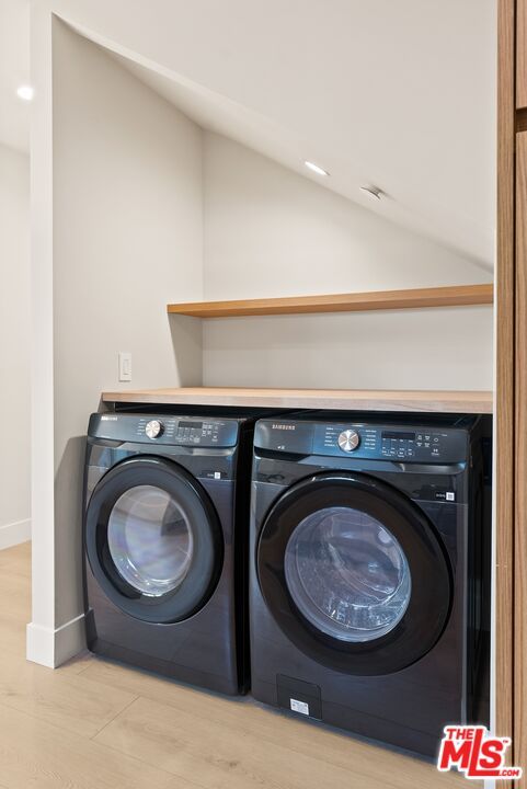 Interior, Recessed Lighting, Washer, Wood Texture Flooring