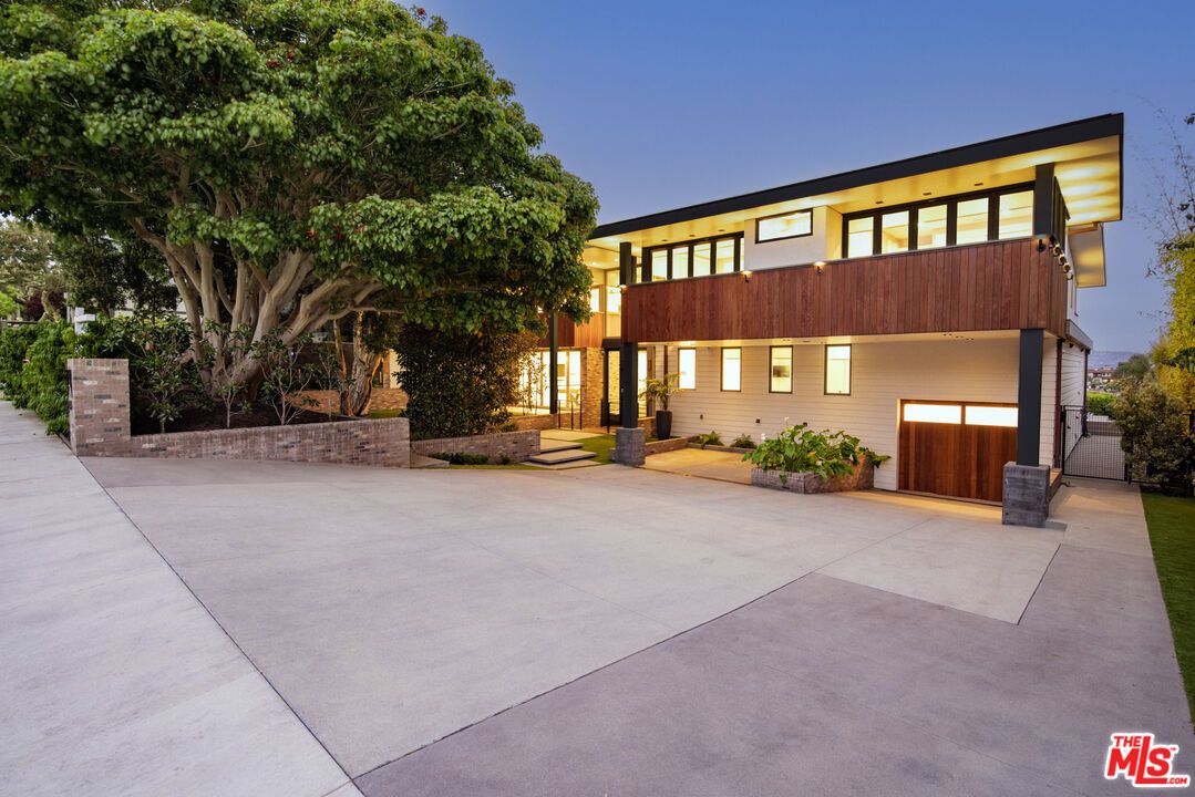 Backyard, Exterior, Facade, Modern