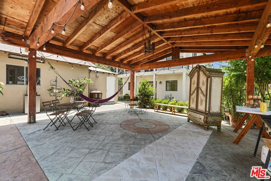 Exterior, Wooden Beams