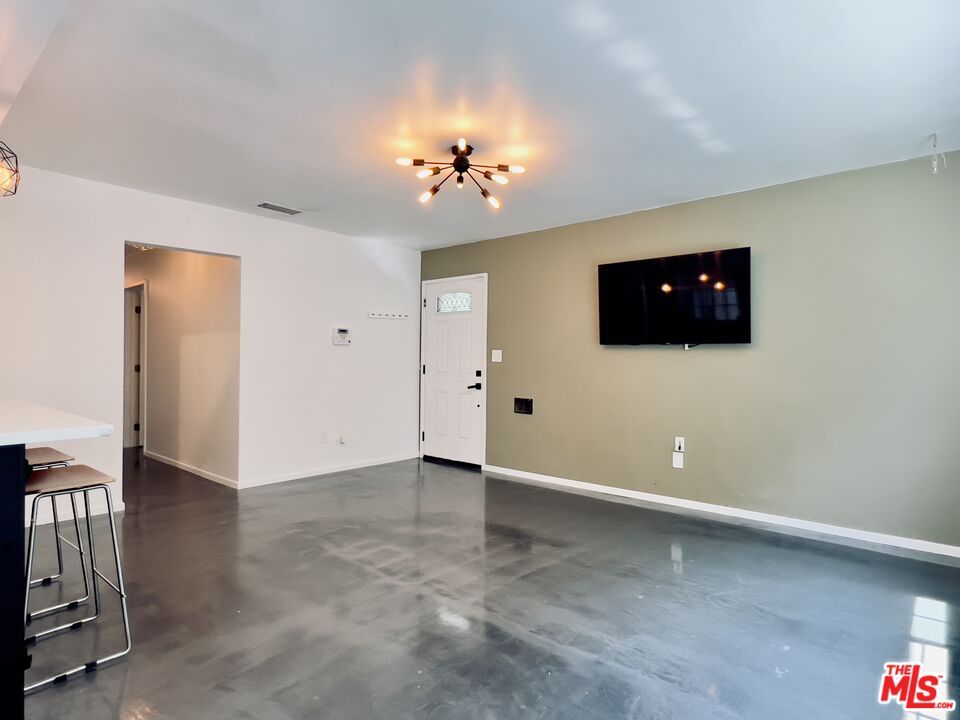 Empty room, Interior, Pendant Lights