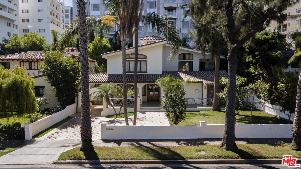 Exterior, Facade, Mediterranean