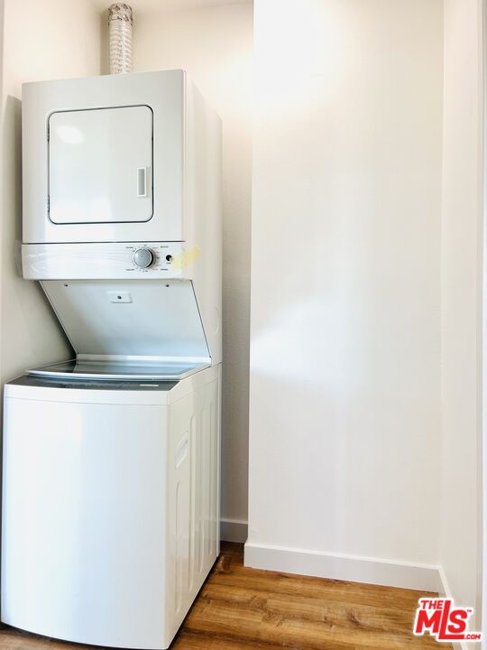 Interior, Utility Closets, Washer, Wood Texture Flooring