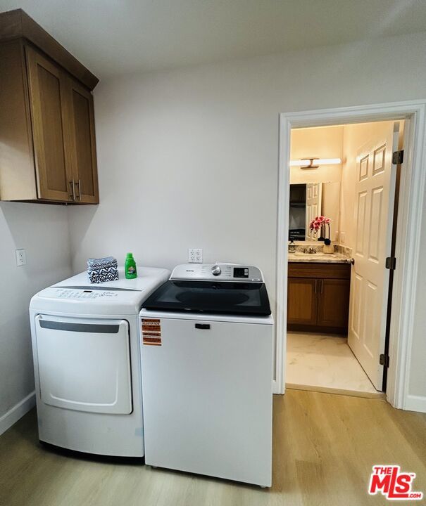Interior, Washer, Wood Texture Flooring