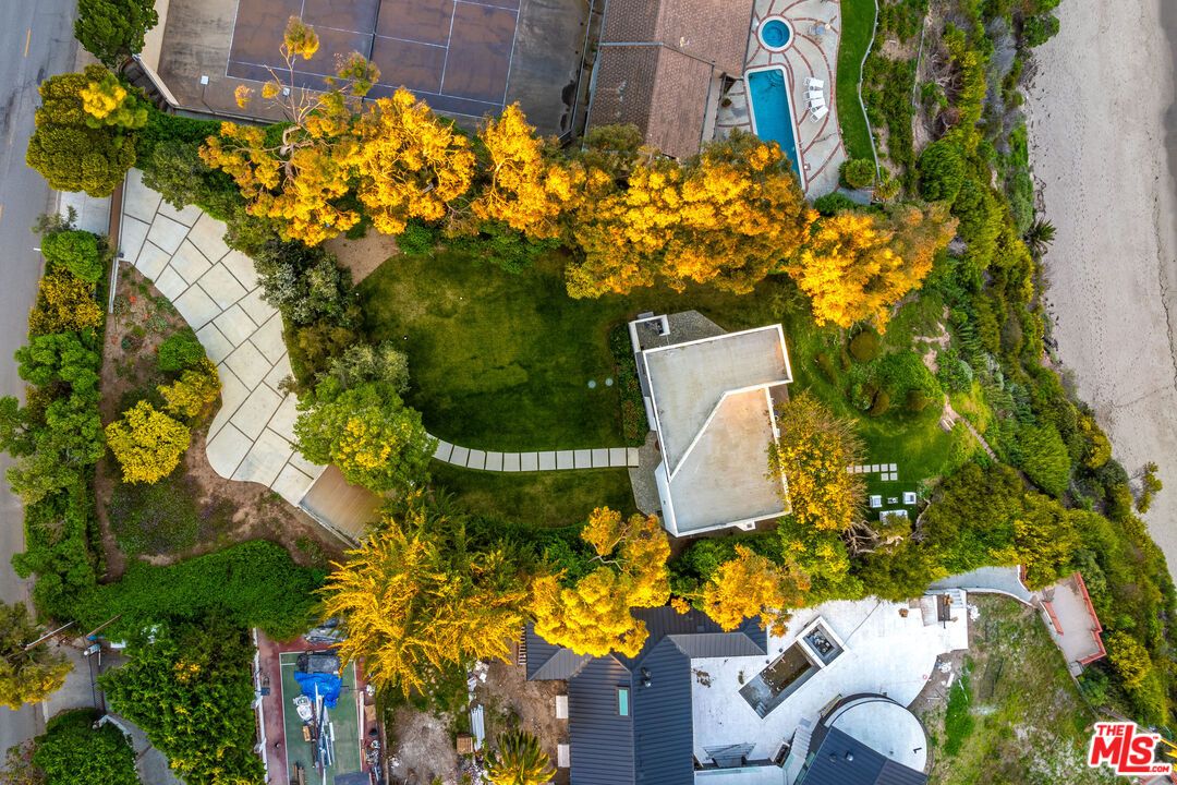 Exterior, Drone
