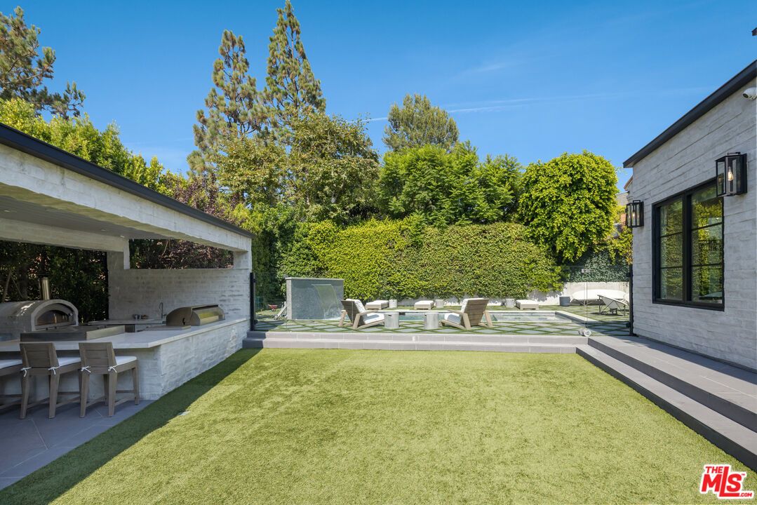 Backyard, Exterior, Outdoor Kitchen