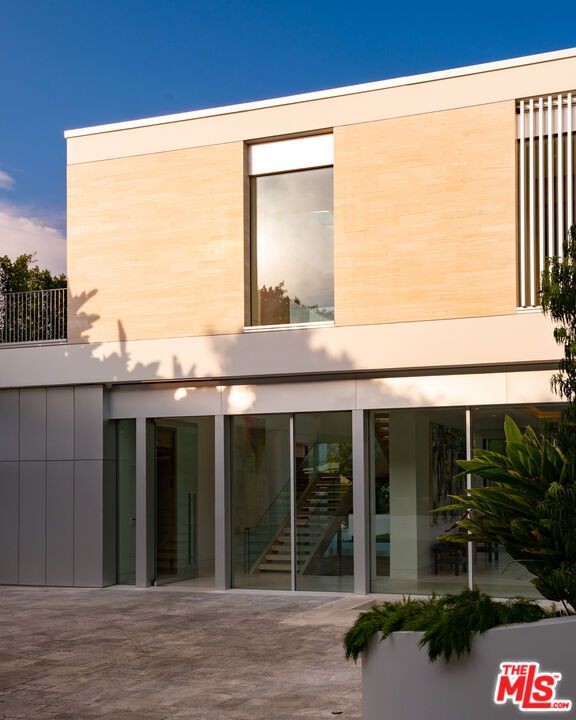 Exterior, Facade, Modern