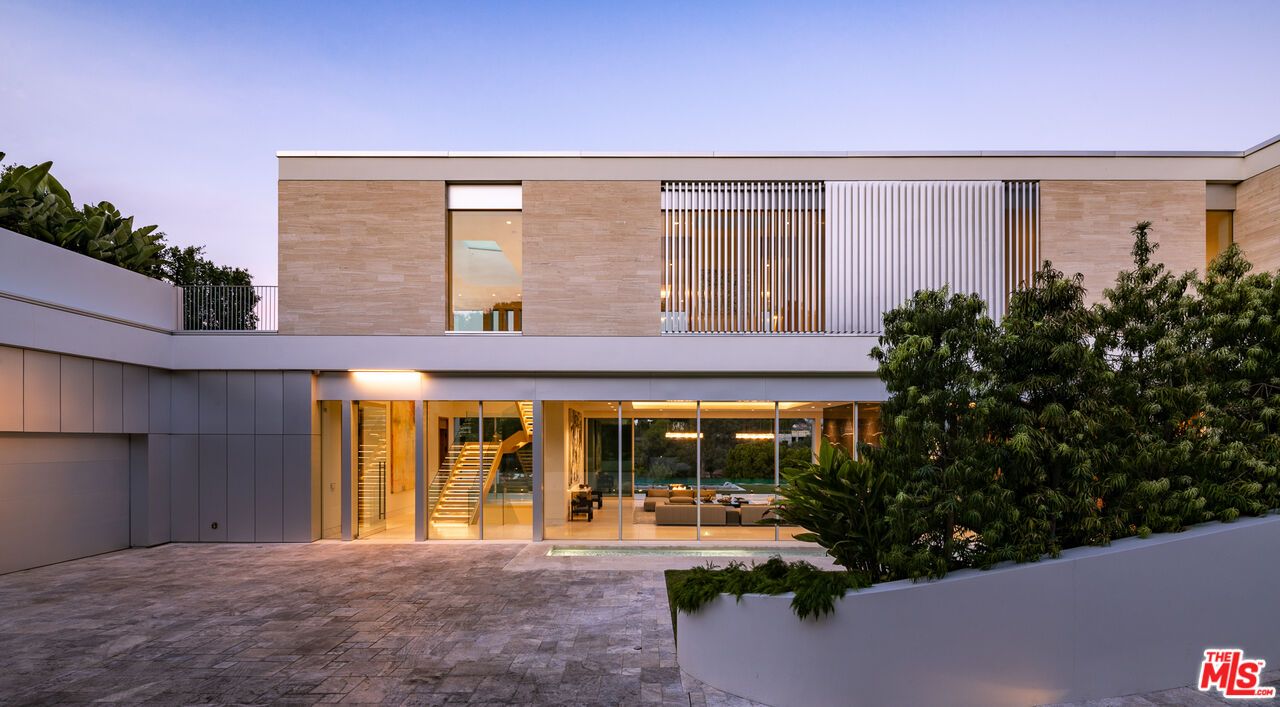 Exterior, Facade, Modern