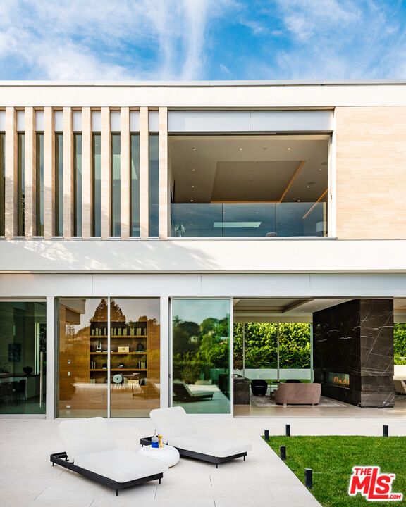 Exterior, Facade, Modern