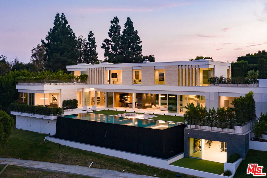 Exterior, Facade, Pool, Modern