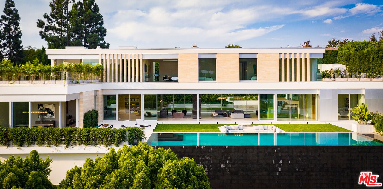 Exterior, Facade, Pool, Modern