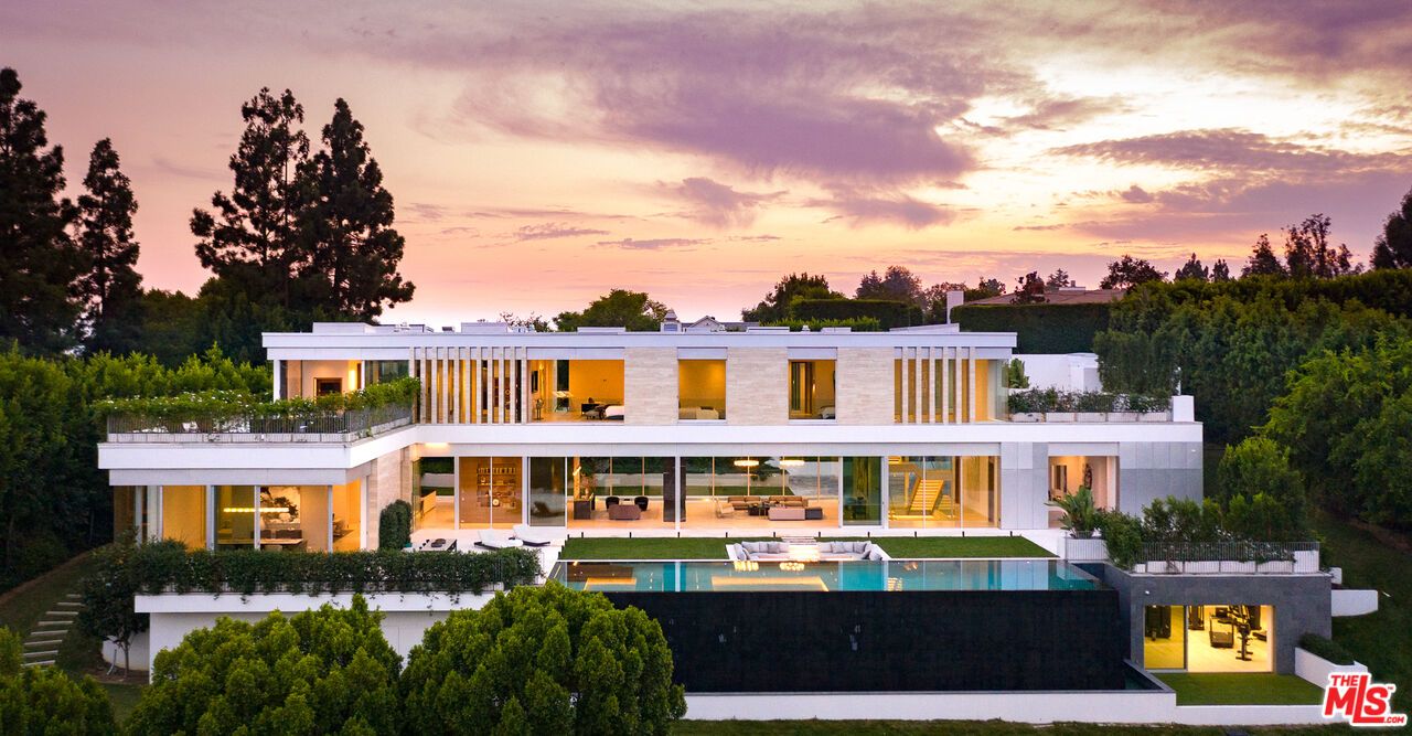 Exterior, Facade, Pool, Modern