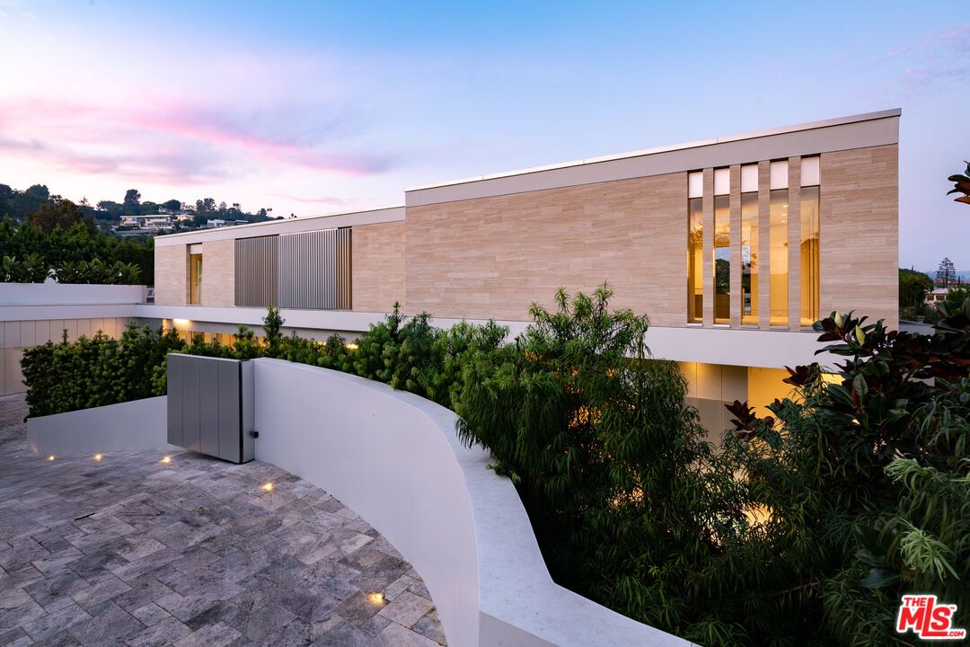 Exterior, Facade, Modern