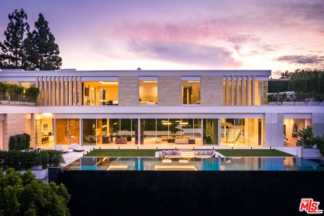 Exterior, Facade, Pool, Modern