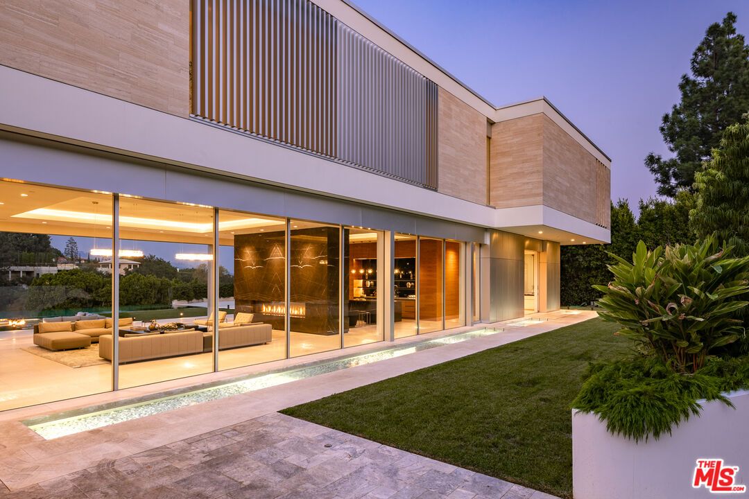 Backyard, Exterior, Facade, Modern