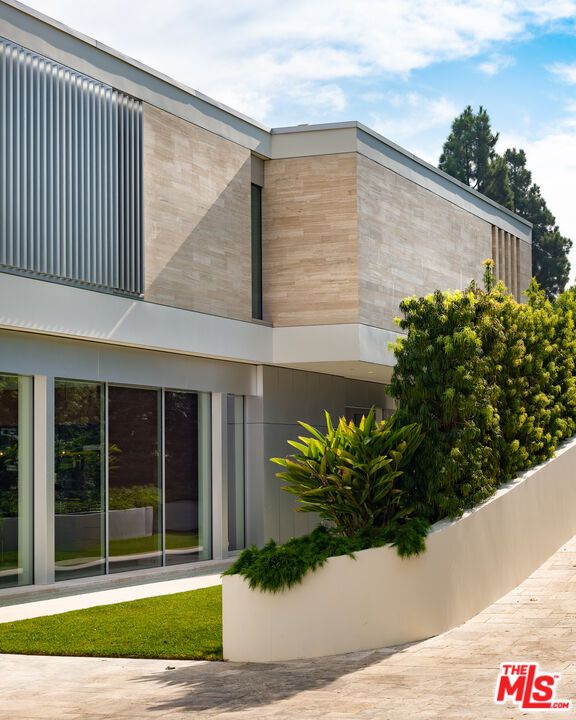 Exterior, Facade, Modern