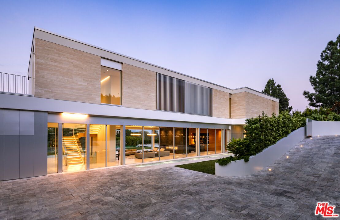 Backyard, Exterior, Facade, Modern