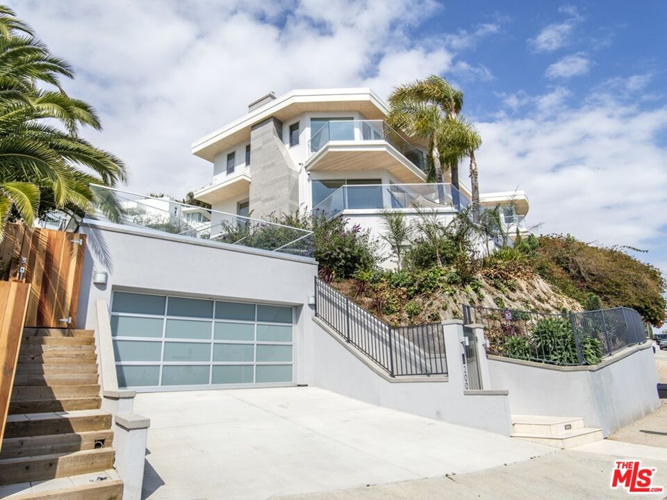 Attached, Exterior, Facade, Modern
