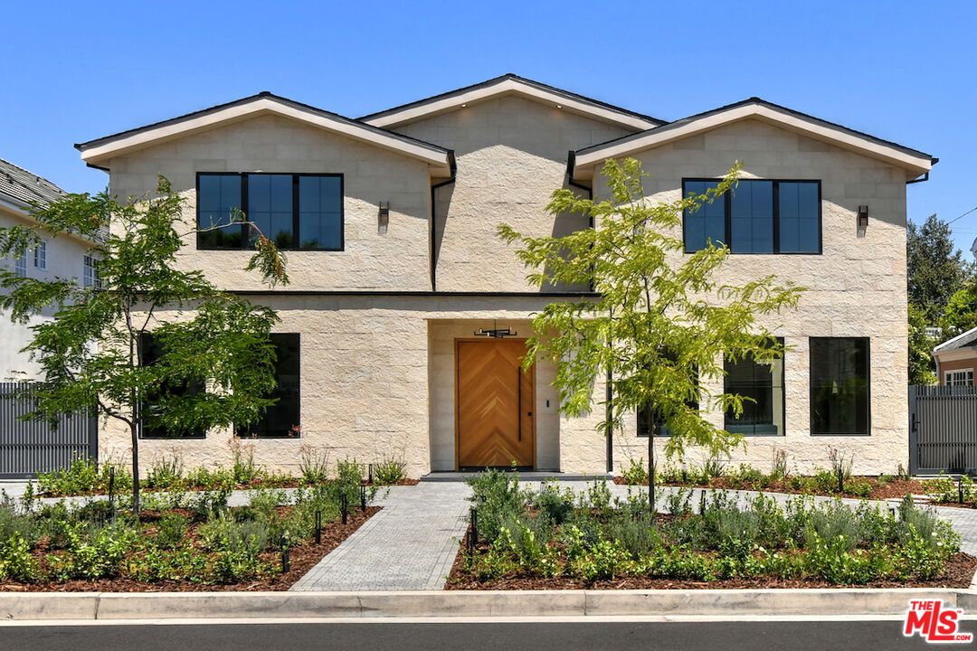 Exterior, Facade, Modern