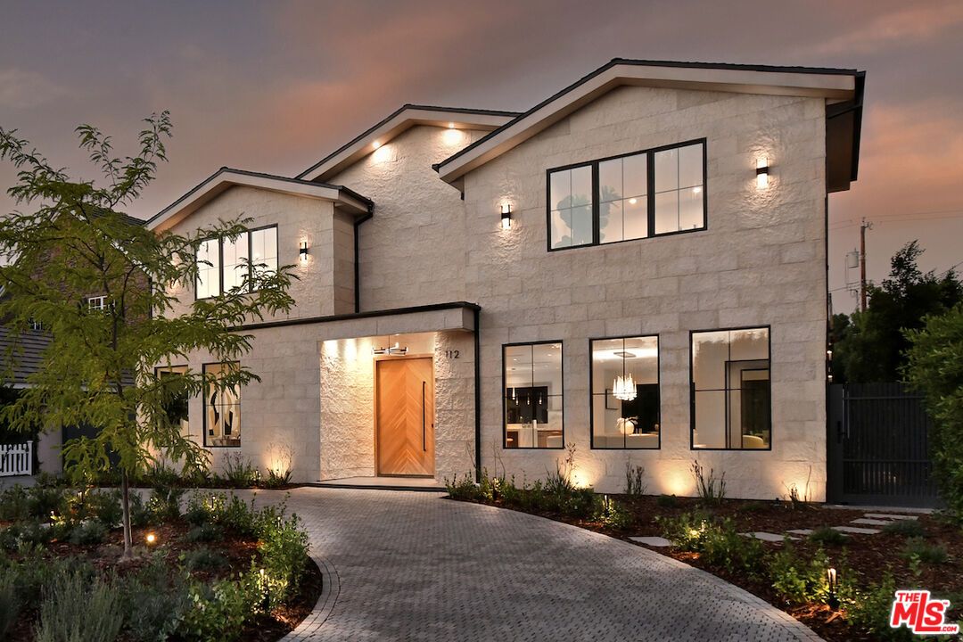Exterior, Facade, Modern