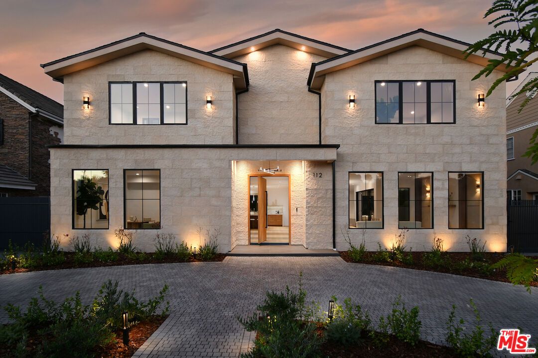 Exterior, Facade, Modern