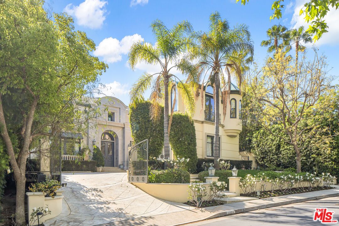 Backyard, Exterior, Facade, French Provincial